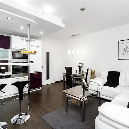 New Beautiful In The Center Of With Option Garage Parking Apartmán *