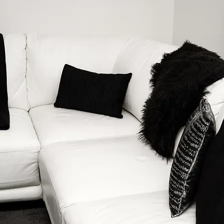 New Beautiful In The Center Of With Option Garage Parking 俄斯特拉发