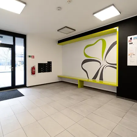 New Beautiful In The Center Of With Option Garage Parking 俄斯特拉发