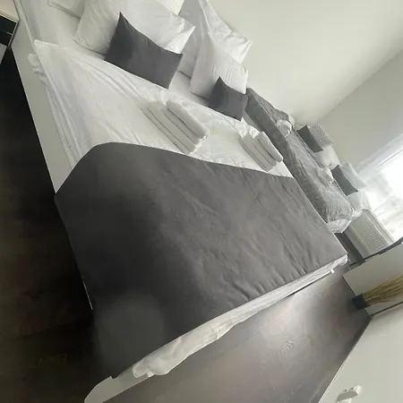 Апартаменти New Beautiful In The Center Of With Option Garage Parking